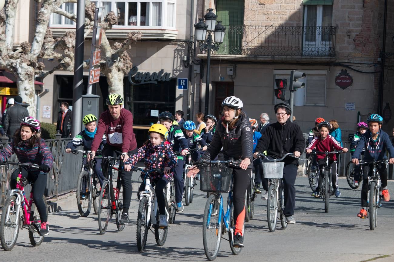 La V Marcha Solidaria en Bicicleta, a beneficio de la AECC ha reunido en Santo Domingo de la Calzada a cerca de 500 personas, la mayoría de ellas escolares.