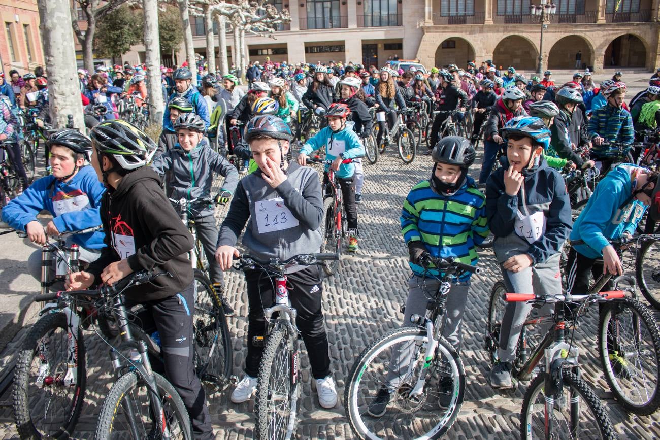 La V Marcha Solidaria en Bicicleta, a beneficio de la AECC ha reunido en Santo Domingo de la Calzada a cerca de 500 personas, la mayoría de ellas escolares.