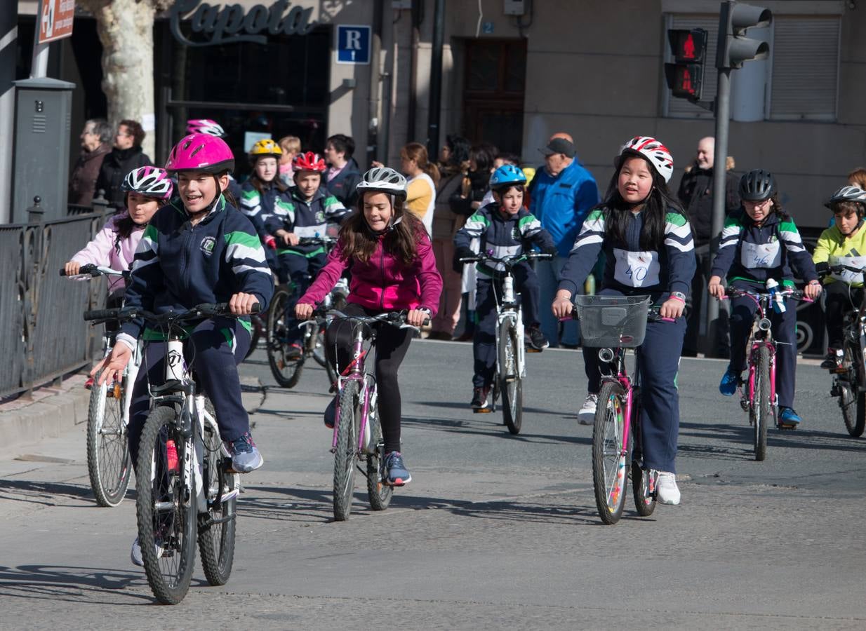 La V Marcha Solidaria en Bicicleta, a beneficio de la AECC ha reunido en Santo Domingo de la Calzada a cerca de 500 personas, la mayoría de ellas escolares.
