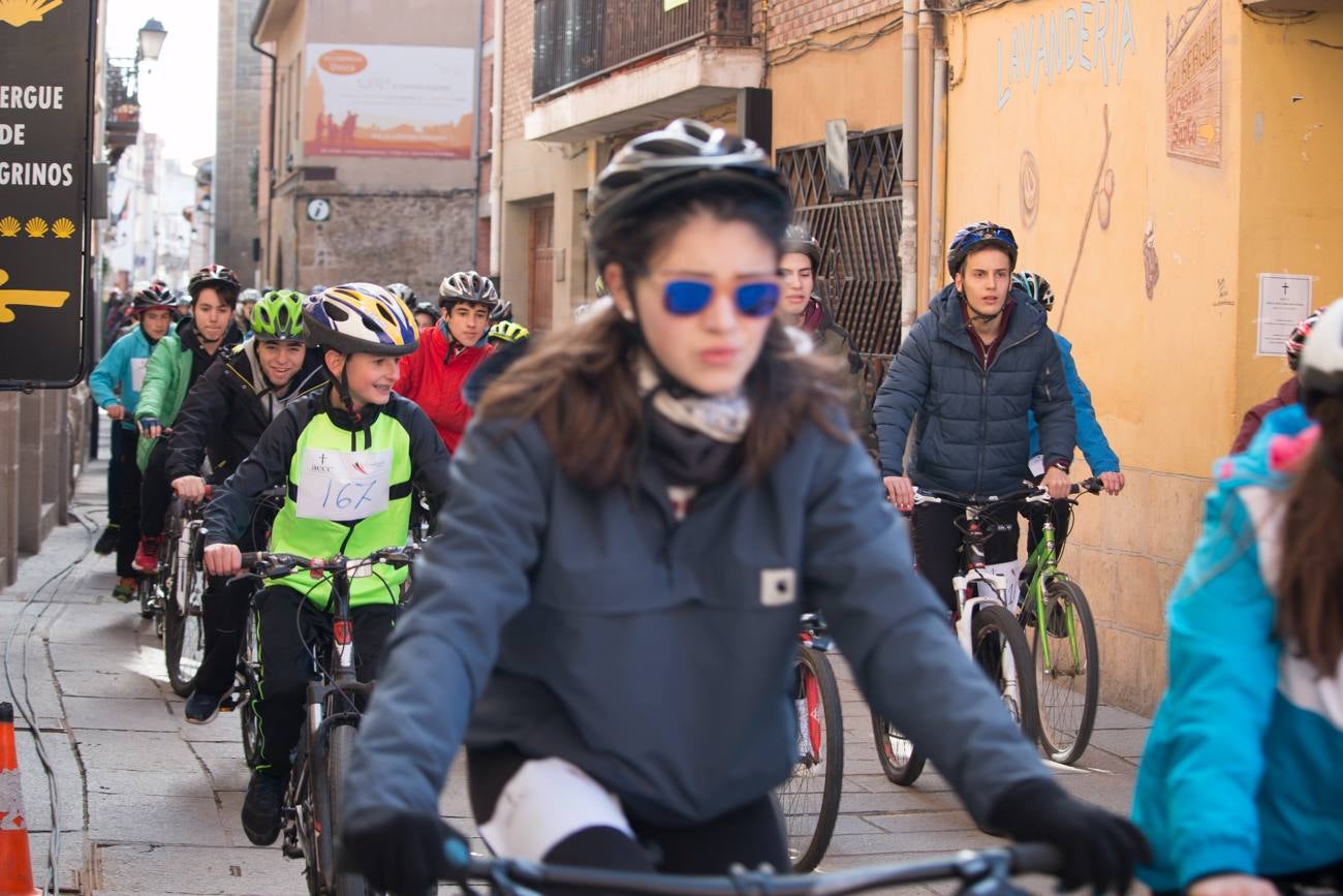 La V Marcha Solidaria en Bicicleta, a beneficio de la AECC ha reunido en Santo Domingo de la Calzada a cerca de 500 personas, la mayoría de ellas escolares.
