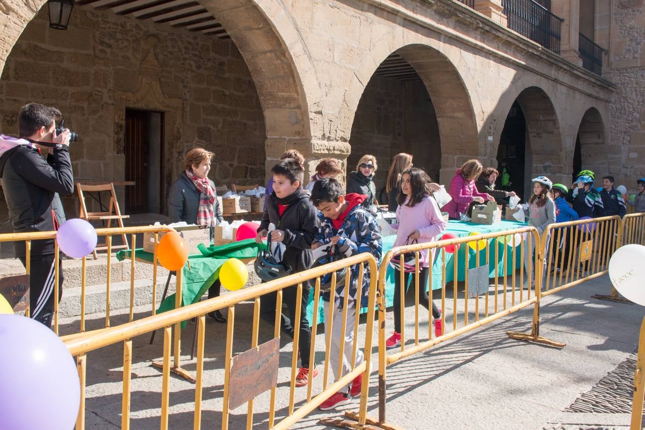 La V Marcha Solidaria en Bicicleta, a beneficio de la AECC ha reunido en Santo Domingo de la Calzada a cerca de 500 personas, la mayoría de ellas escolares.