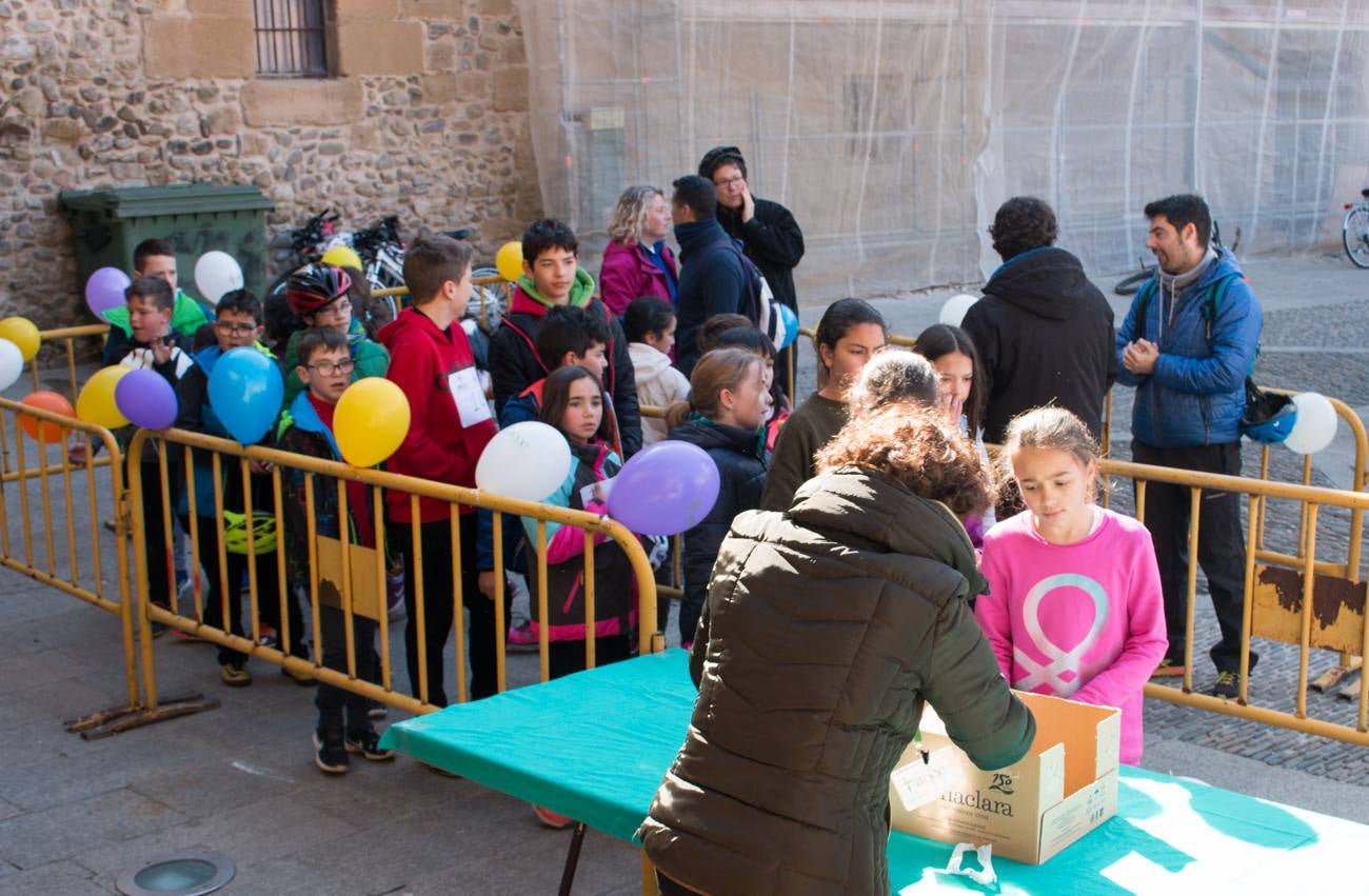 La V Marcha Solidaria en Bicicleta, a beneficio de la AECC ha reunido en Santo Domingo de la Calzada a cerca de 500 personas, la mayoría de ellas escolares.