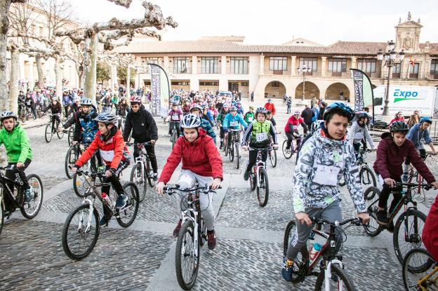 Tres instantes de la marcha en bicicleta celebrada ayer en Santo Domingo de la Calzada. :: albo