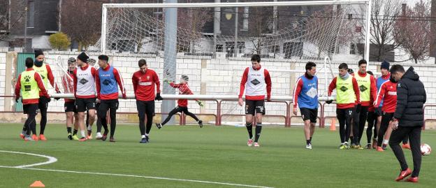 Los jugadores de la UD Logroñés, ayer durante el entrenamiento que realizaron en las instalaciones del Mundial 82. :: miguel herreros