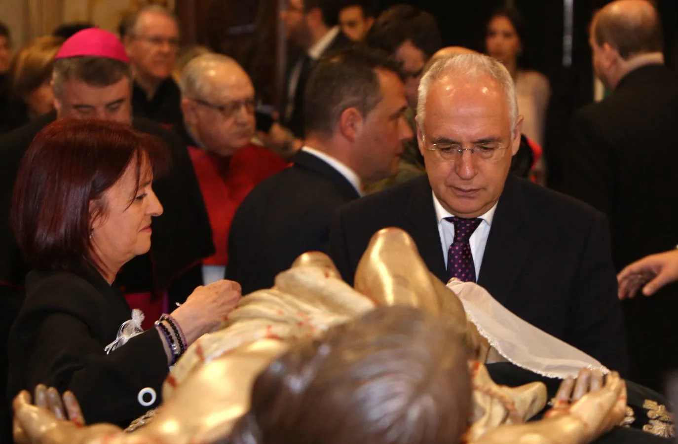 Fotos: Centenares de logroñeses cumplen con la tradición de la Limpieza del Santo Sepulcro