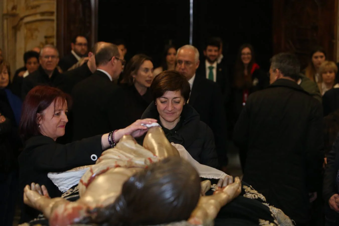 Fotos: Centenares de logroñeses cumplen con la tradición de la Limpieza del Santo Sepulcro