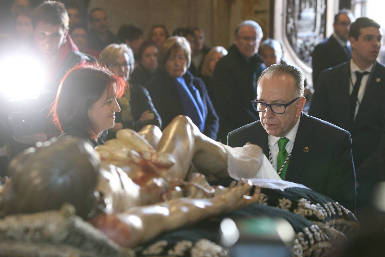 Fotos: Centenares de logroñeses cumplen con la tradición de la Limpieza del Santo Sepulcro