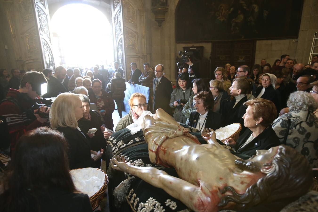 Fotos: Centenares de logroñeses cumplen con la tradición de la Limpieza del Santo Sepulcro