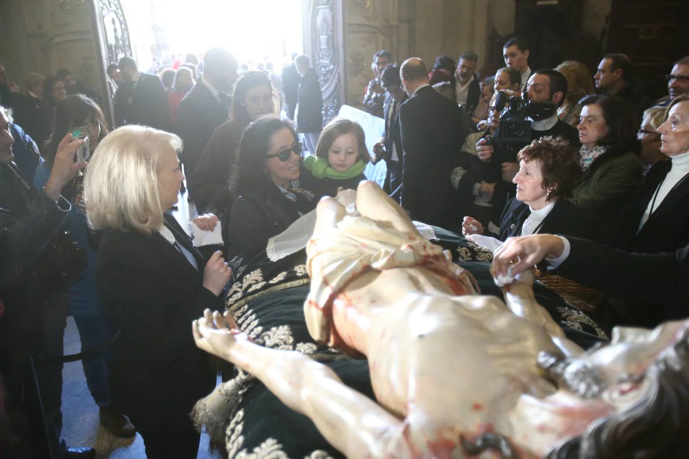 Fotos: Centenares de logroñeses cumplen con la tradición de la Limpieza del Santo Sepulcro