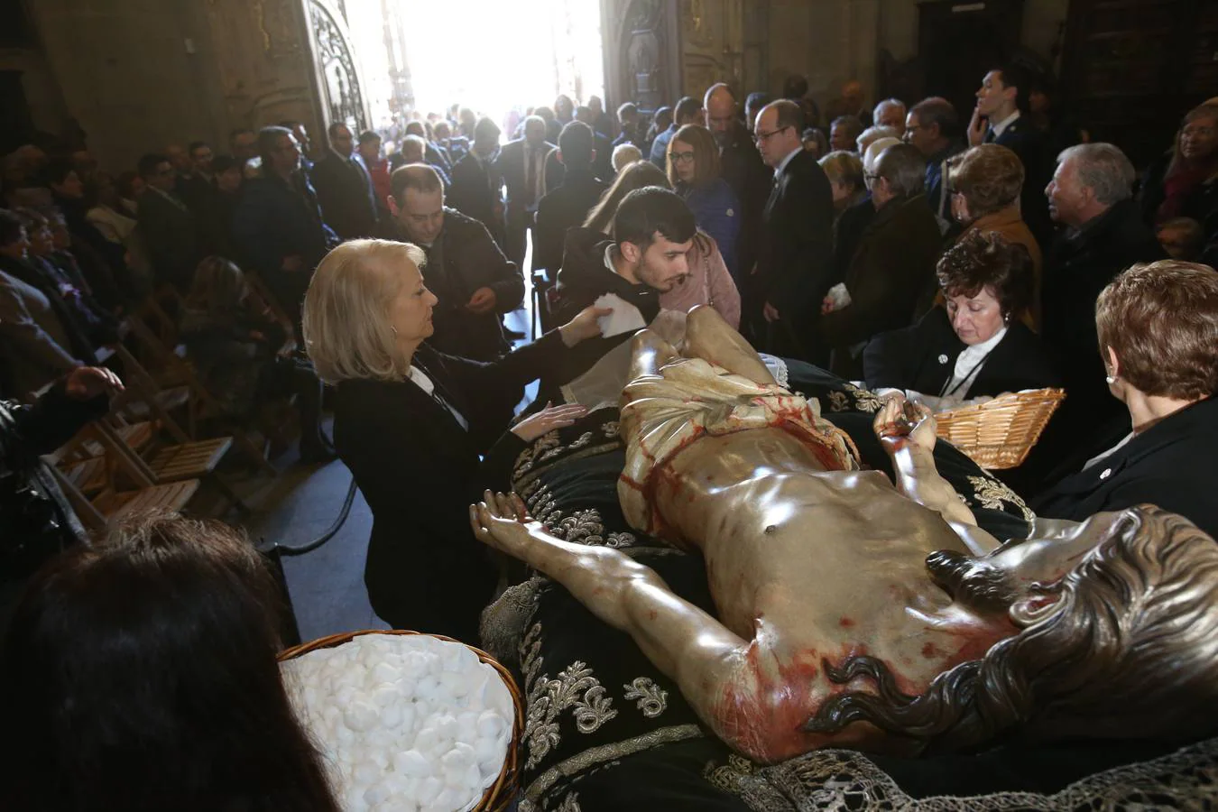 Fotos: Centenares de logroñeses cumplen con la tradición de la Limpieza del Santo Sepulcro
