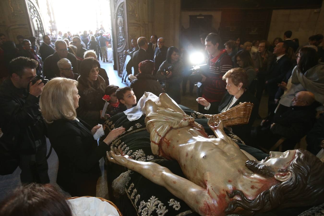 Fotos: Centenares de logroñeses cumplen con la tradición de la Limpieza del Santo Sepulcro