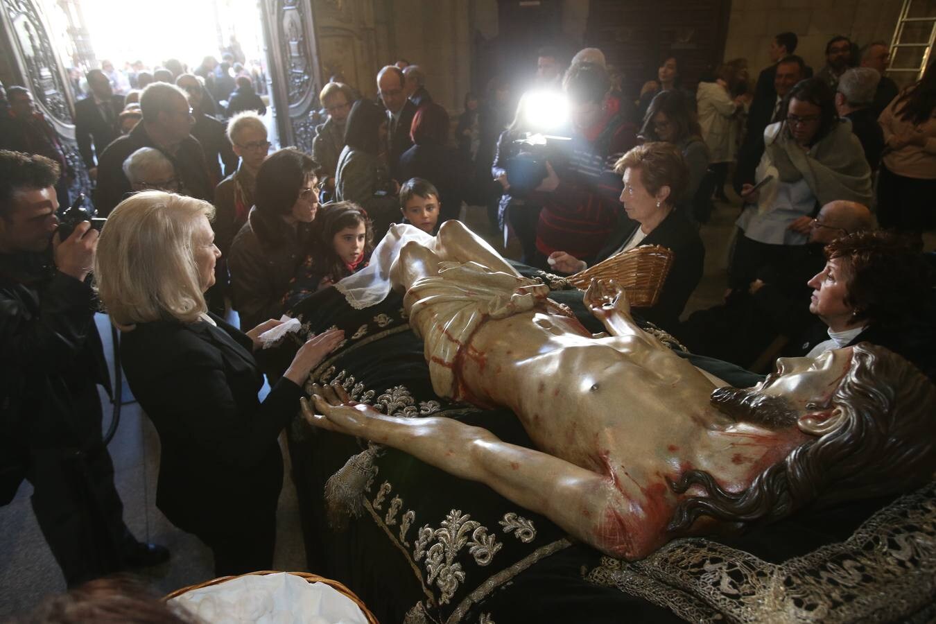 Fotos: Centenares de logroñeses cumplen con la tradición de la Limpieza del Santo Sepulcro