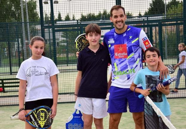 Unos niños, con Juan Martín Díaz, en un clínic celebrado en Logroño. :: L.r.