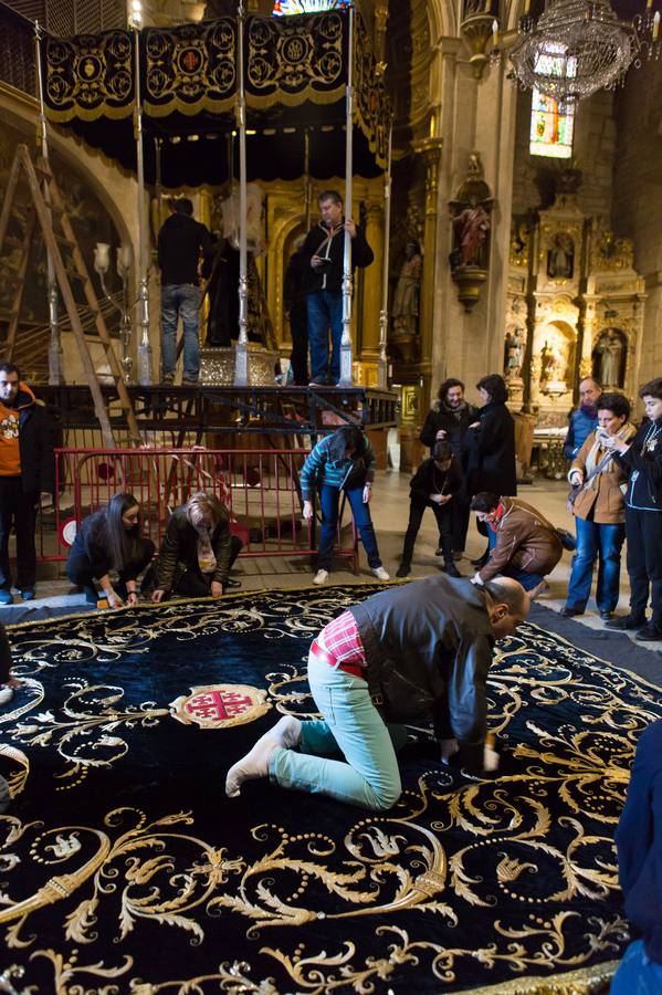 El Manto procesional que luce todos los Viernes Santo la Virgen de la Soledad, una de las piezas más reseñables de la Semana Santa, presenta evidentes indicios de deterioro en su estrcutura