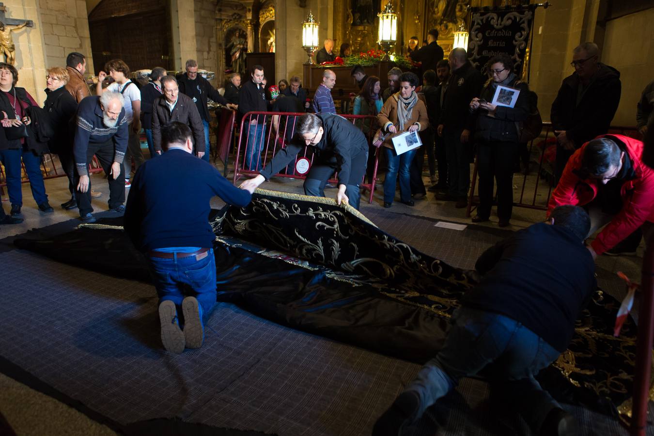 El Manto procesional que luce todos los Viernes Santo la Virgen de la Soledad, una de las piezas más reseñables de la Semana Santa, presenta evidentes indicios de deterioro en su estrcutura