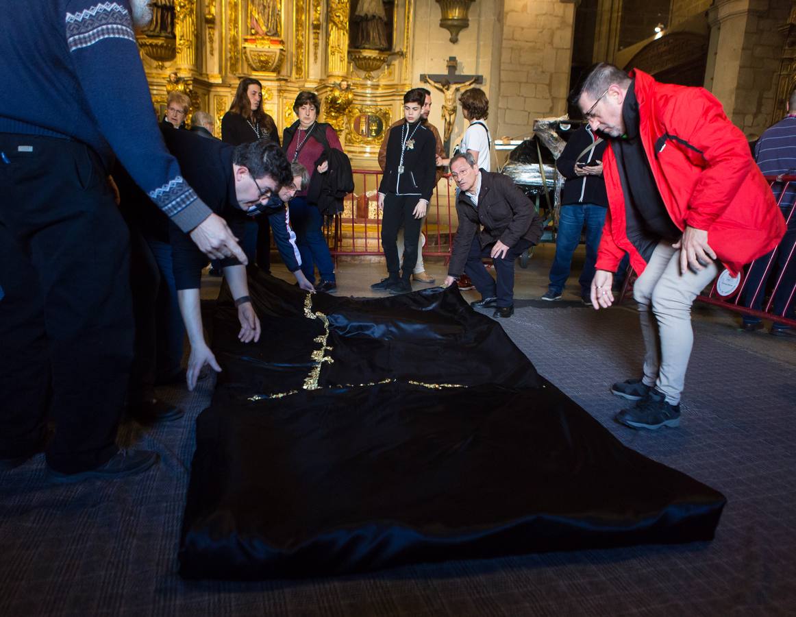 El Manto procesional que luce todos los Viernes Santo la Virgen de la Soledad, una de las piezas más reseñables de la Semana Santa, presenta evidentes indicios de deterioro en su estrcutura