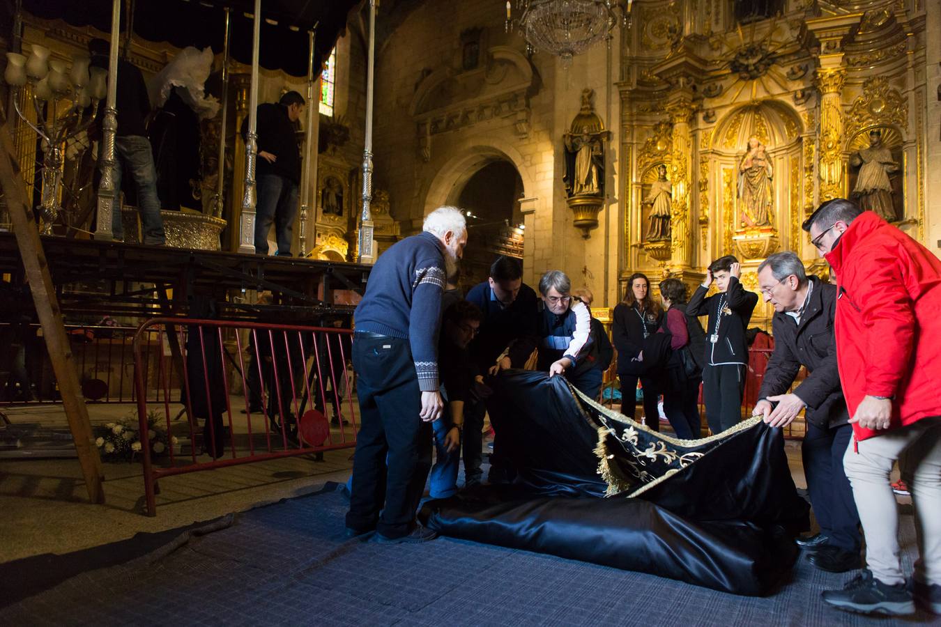 El Manto procesional que luce todos los Viernes Santo la Virgen de la Soledad, una de las piezas más reseñables de la Semana Santa, presenta evidentes indicios de deterioro en su estrcutura