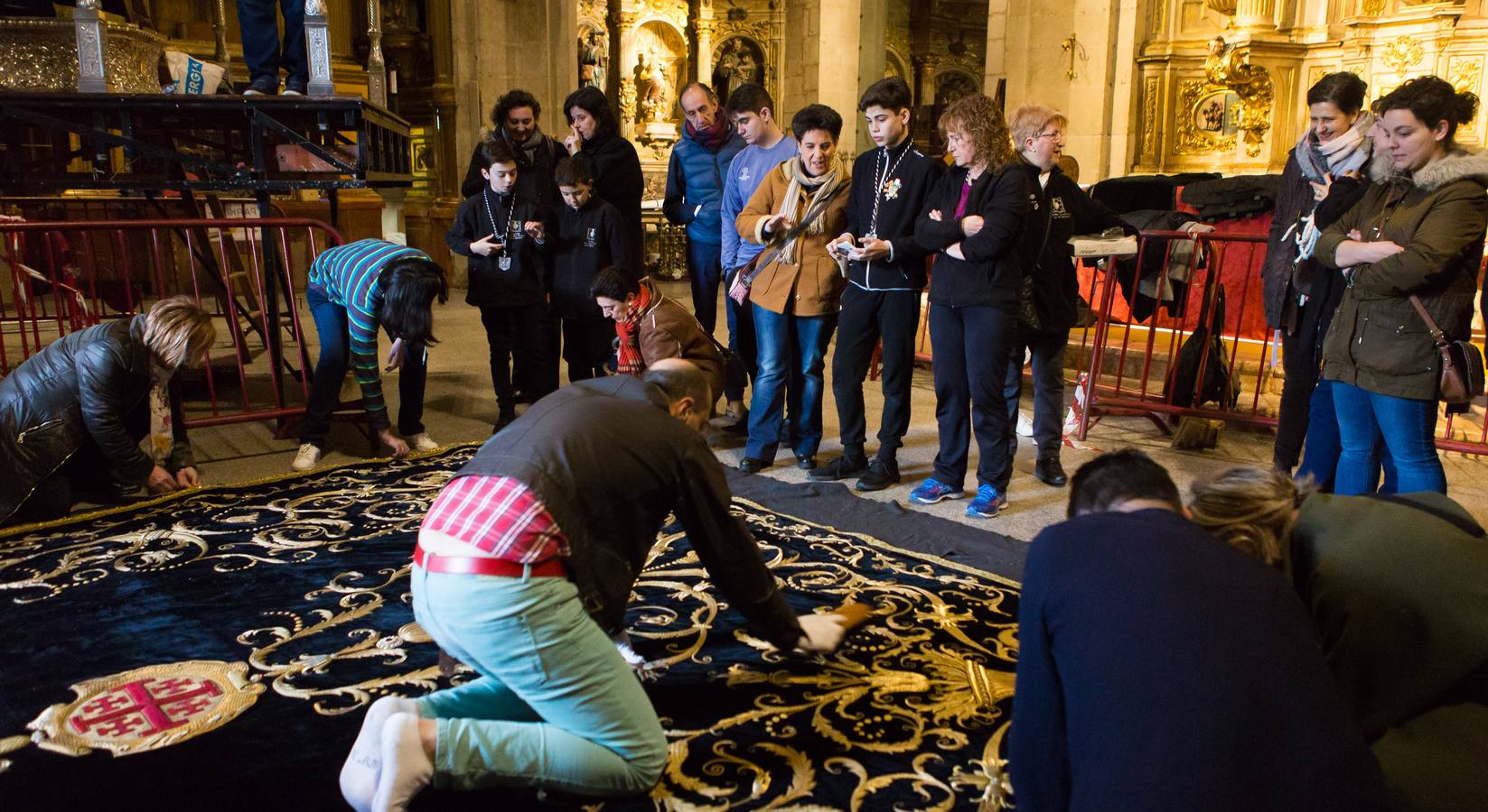 El Manto procesional que luce todos los Viernes Santo la Virgen de la Soledad, una de las piezas más reseñables de la Semana Santa, presenta evidentes indicios de deterioro en su estrcutura