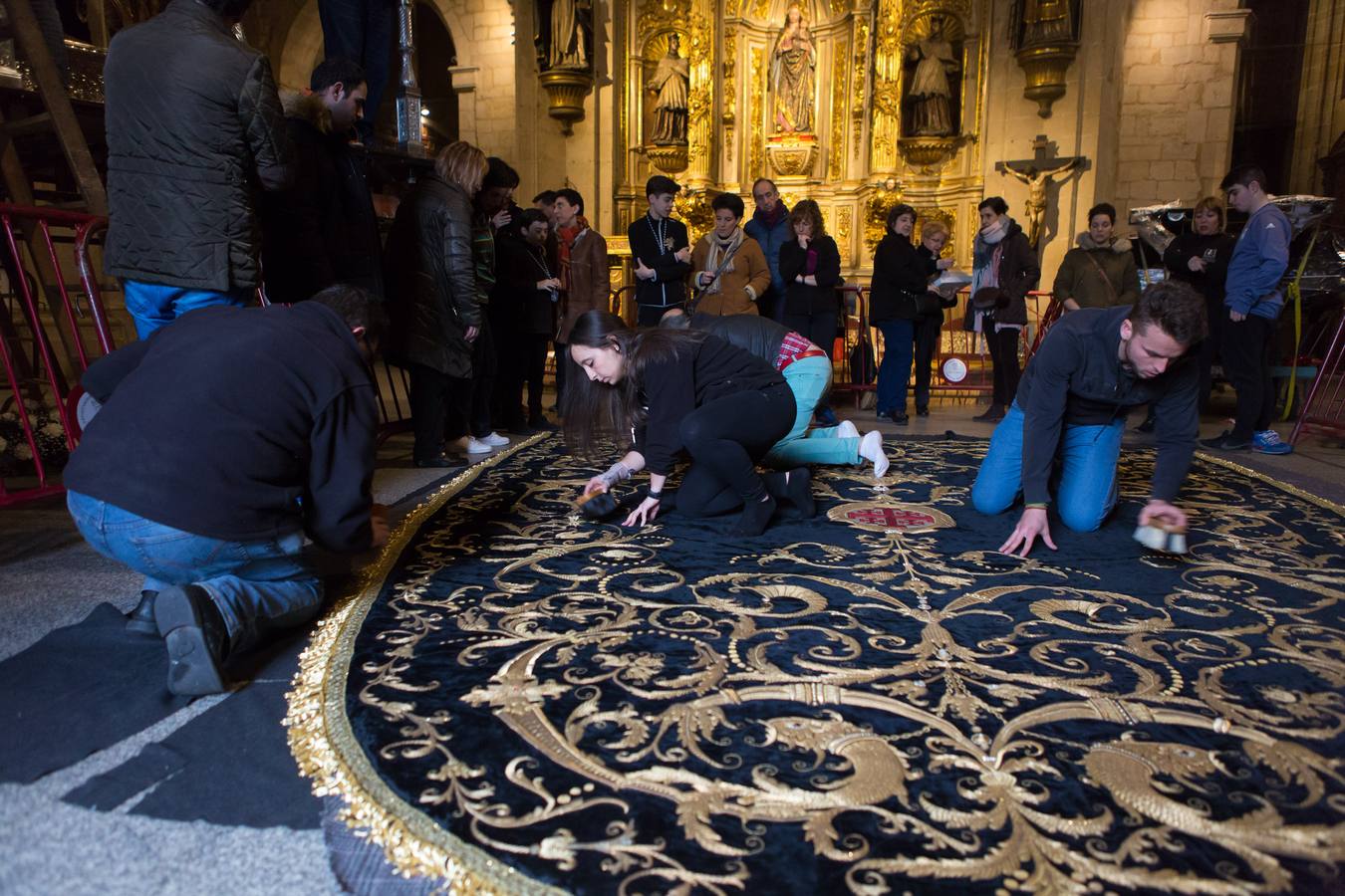 El Manto procesional que luce todos los Viernes Santo la Virgen de la Soledad, una de las piezas más reseñables de la Semana Santa, presenta evidentes indicios de deterioro en su estrcutura