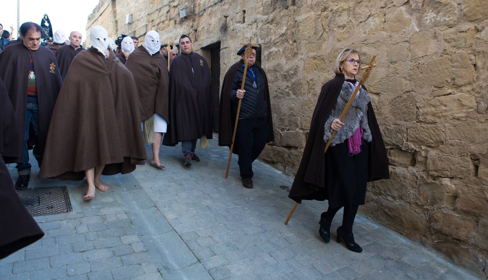 San Vicente de la Sonsierra ha revivido el fervor penitente de los picaos en la procesión del Jueves Santo, que ha reunido a miles de visitantes que han abarrotado las angostas calles de la villa para presencial este rito ancestral.