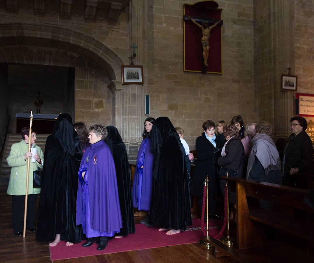 San Vicente de la Sonsierra ha revivido el fervor penitente de los picaos en la procesión del Jueves Santo, que ha reunido a miles de visitantes que han abarrotado las angostas calles de la villa para presencial este rito ancestral.