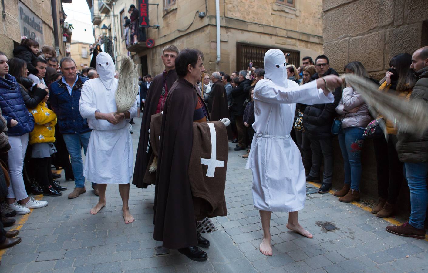 San Vicente de la Sonsierra ha revivido el fervor penitente de los picaos en la procesión del Jueves Santo, que ha reunido a miles de visitantes que han abarrotado las angostas calles de la villa para presencial este rito ancestral.