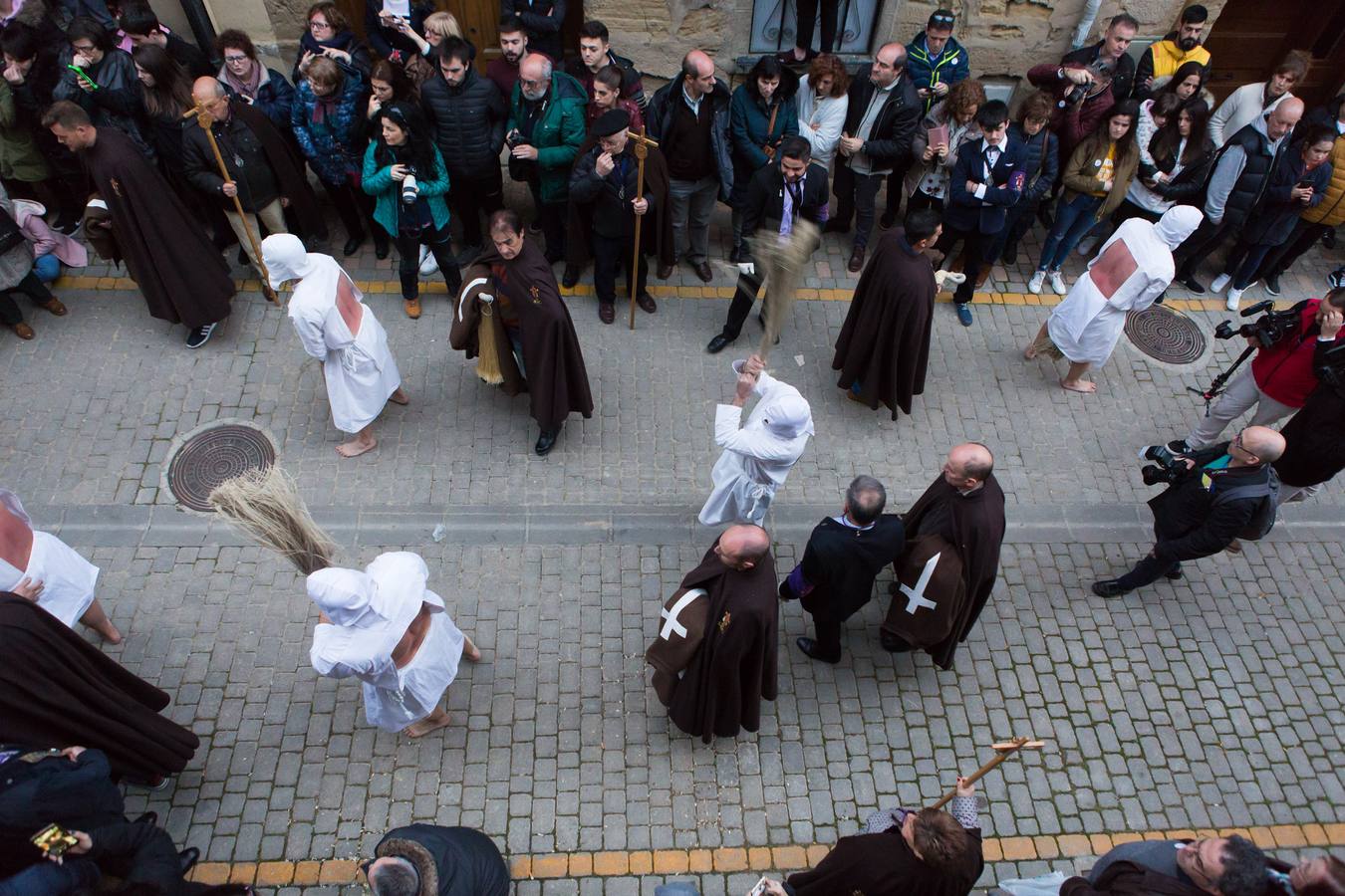 San Vicente de la Sonsierra ha revivido el fervor penitente de los picaos en la procesión del Jueves Santo, que ha reunido a miles de visitantes que han abarrotado las angostas calles de la villa para presencial este rito ancestral.