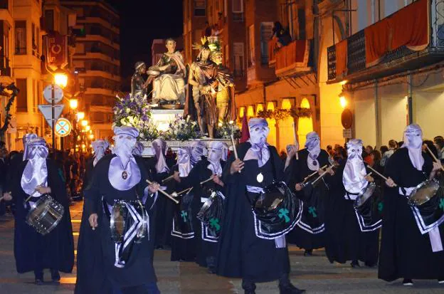 Procesión del Santo Entierro de Calahorra, en la que desfilan 16 pasos. :: díaz uriel