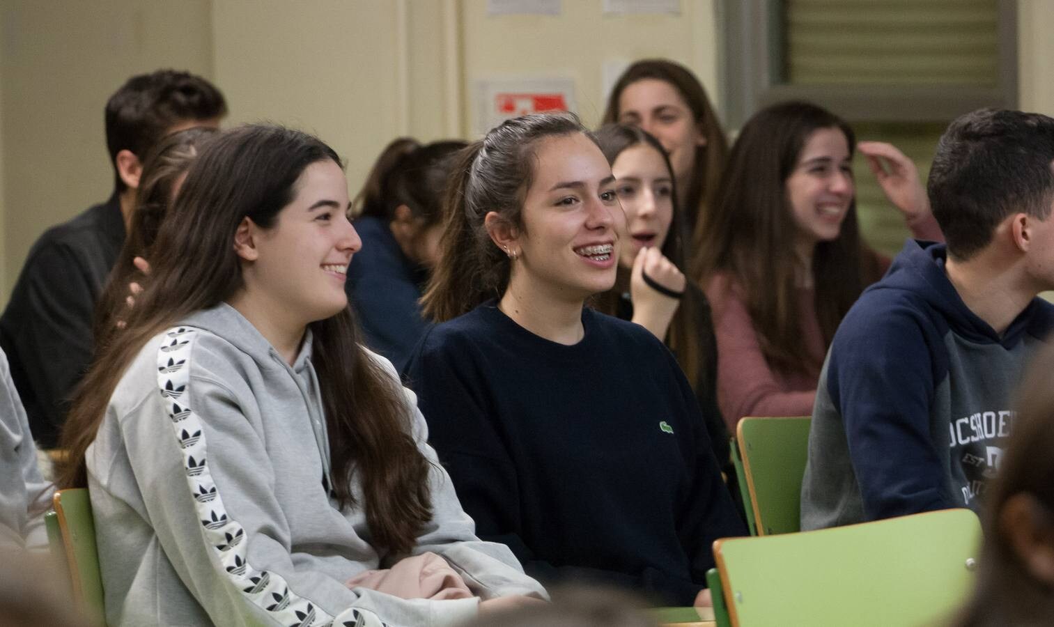 Radio Cosme emite una tertulia desde el instituto logroñés en la que intervienen representantes de tres generaciones