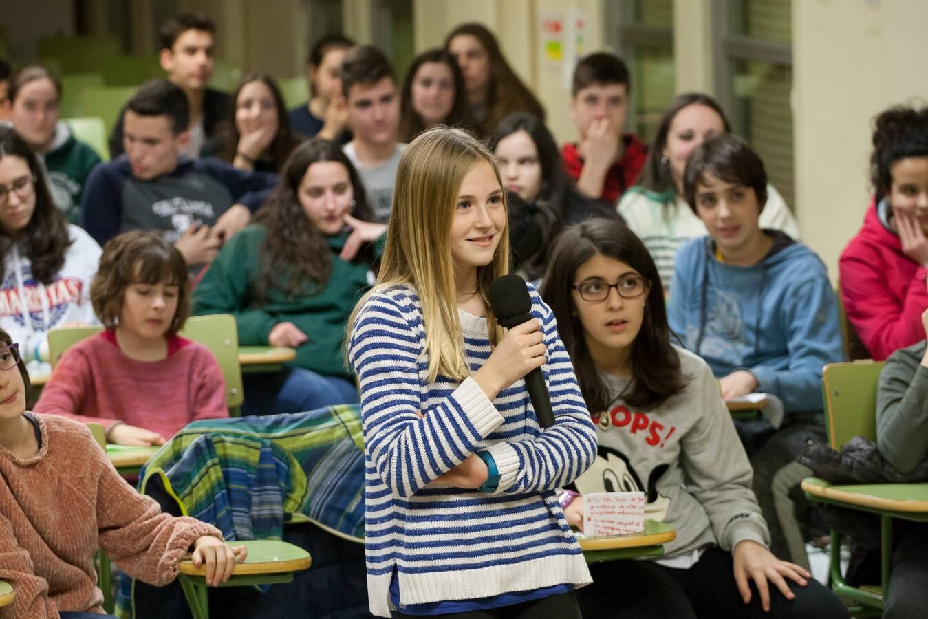 Radio Cosme emite una tertulia desde el instituto logroñés en la que intervienen representantes de tres generaciones