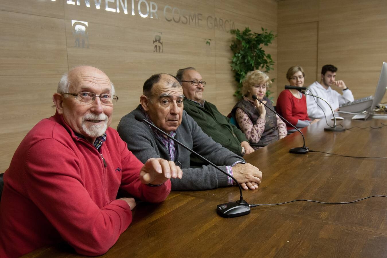 Radio Cosme emite una tertulia desde el instituto logroñés en la que intervienen representantes de tres generaciones