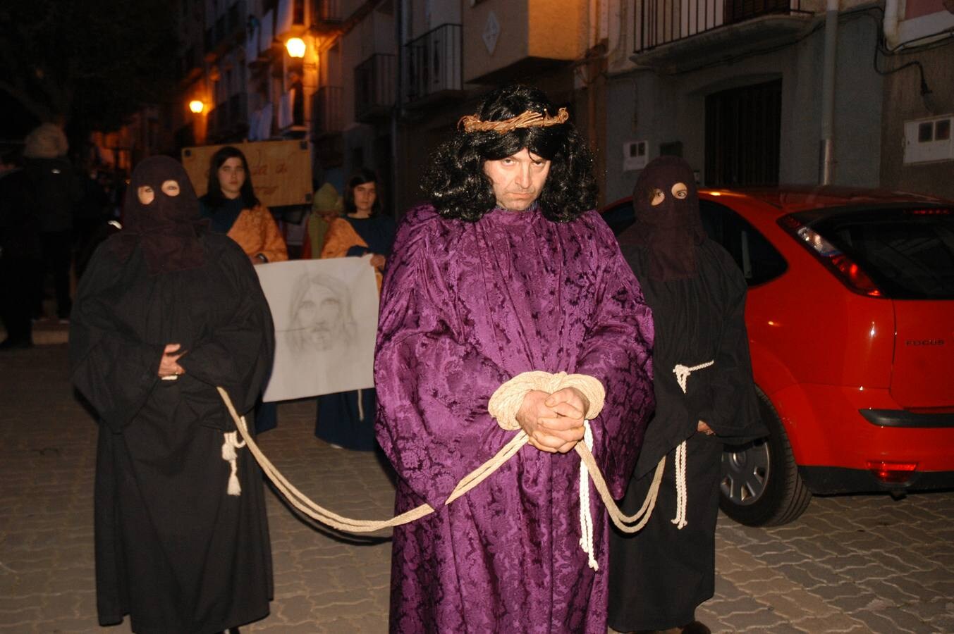 Procesión de Viernes Santo en Cervera del Río Alhama. Esta procesión se caracteriza por mezclar los pasos vivientes (que abren la comitiva como son La Entrada a Jerusalén, La Samaritana, La Última Cena, La Sinagoga, El Prendimiento y La Subida al Calvario) y los escultóricos (Ecce Homo, Crucifixión, Entierro, Dolorosa).