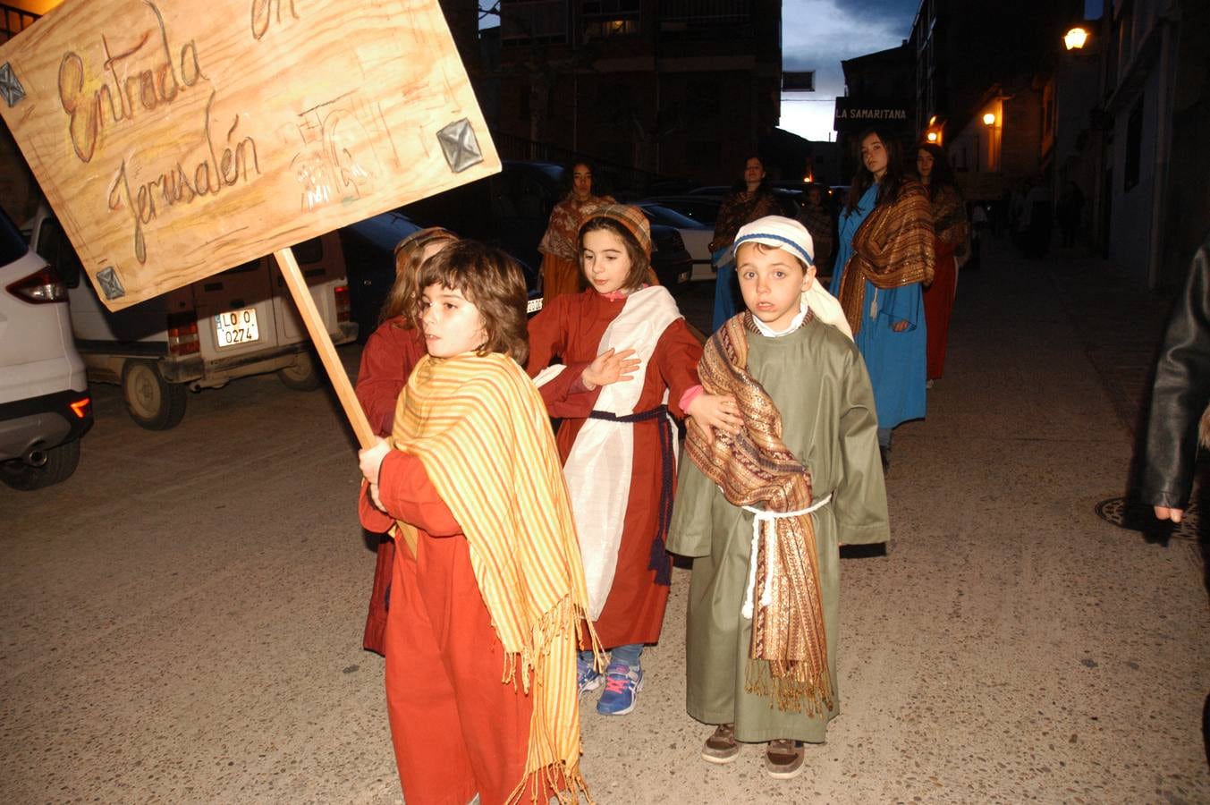 Procesión de Viernes Santo en Cervera del Río Alhama. Esta procesión se caracteriza por mezclar los pasos vivientes (que abren la comitiva como son La Entrada a Jerusalén, La Samaritana, La Última Cena, La Sinagoga, El Prendimiento y La Subida al Calvario) y los escultóricos (Ecce Homo, Crucifixión, Entierro, Dolorosa).