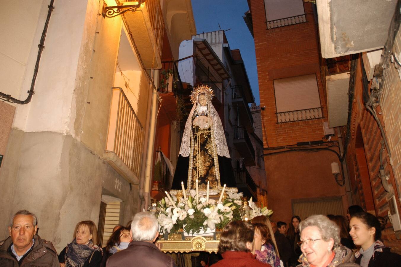 Procesión de Viernes Santo en Cervera del Río Alhama. Esta procesión se caracteriza por mezclar los pasos vivientes (que abren la comitiva como son La Entrada a Jerusalén, La Samaritana, La Última Cena, La Sinagoga, El Prendimiento y La Subida al Calvario) y los escultóricos (Ecce Homo, Crucifixión, Entierro, Dolorosa).