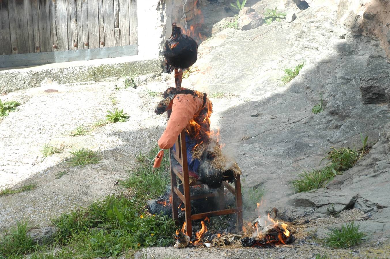 Fotos: Quema de Judas en Cornago y Valdeperillo