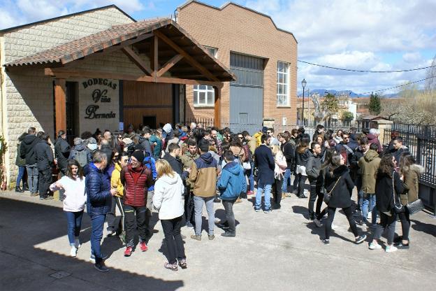 Personas de todas las edades recorrieron las bodegas, catando sus vinos tintos y blancos. :: F. D.