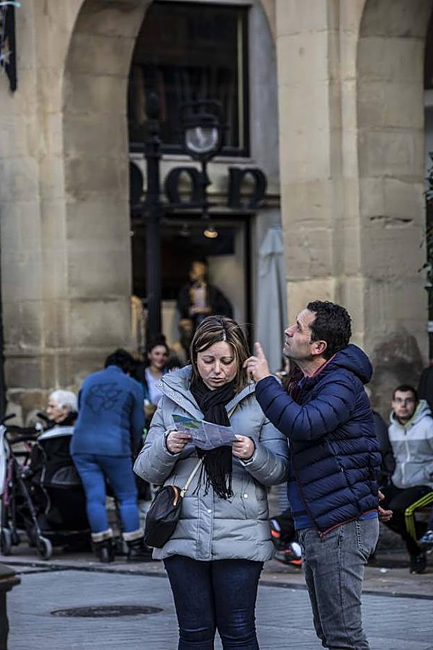 Una pareja consulta un mapa turístico de Logroño en la calle Portales de la capital riojana. :: justo rodríguez