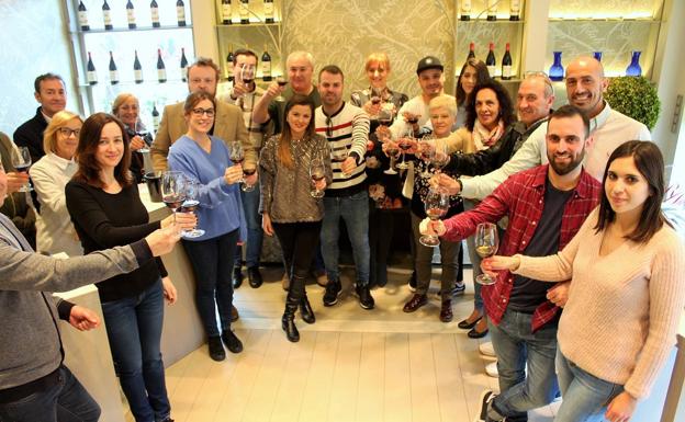 El grupo de visitantes de Bodegas La Rioja Alta brinda con un vino durante la cata final. 
