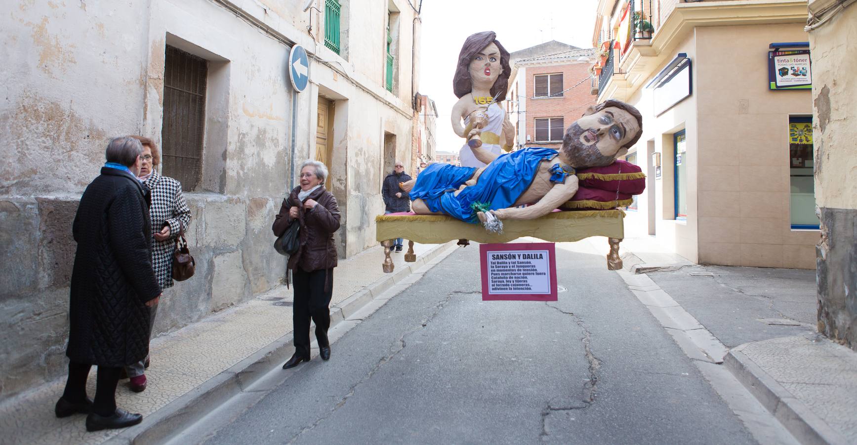 Un centenar de peleles alusivos, principalmente, a personajes relacionados con la crisis de Cataluña -vestidos de romanos y en movimiento- se han colgado en las calles de Alfaro para ser quemados, en la tradicional quema de Judas del Domingo de Resurrección