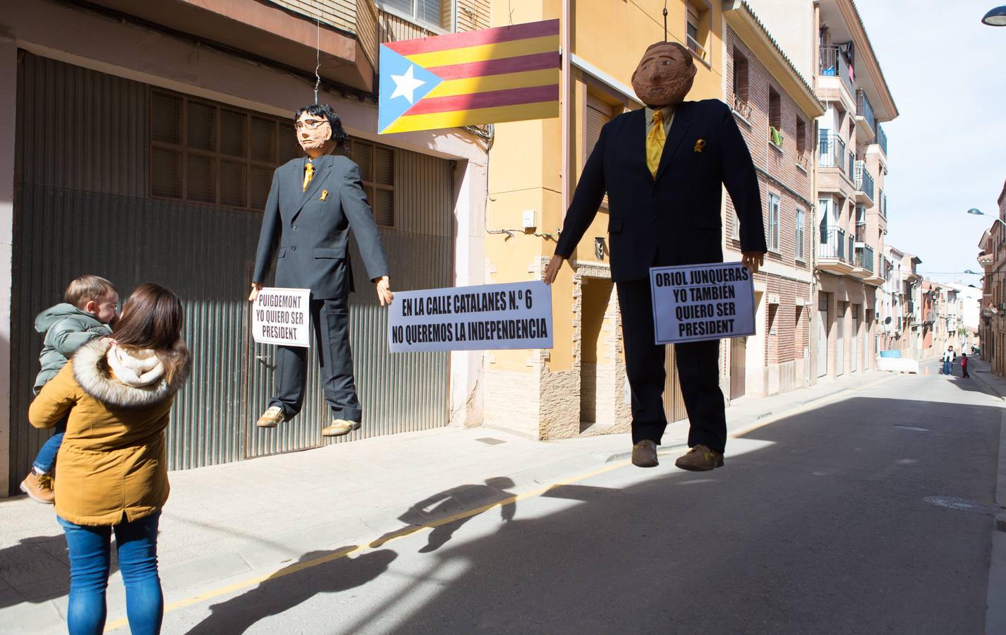 Un centenar de peleles alusivos, principalmente, a personajes relacionados con la crisis de Cataluña -vestidos de romanos y en movimiento- se han colgado en las calles de Alfaro para ser quemados, en la tradicional quema de Judas del Domingo de Resurrección