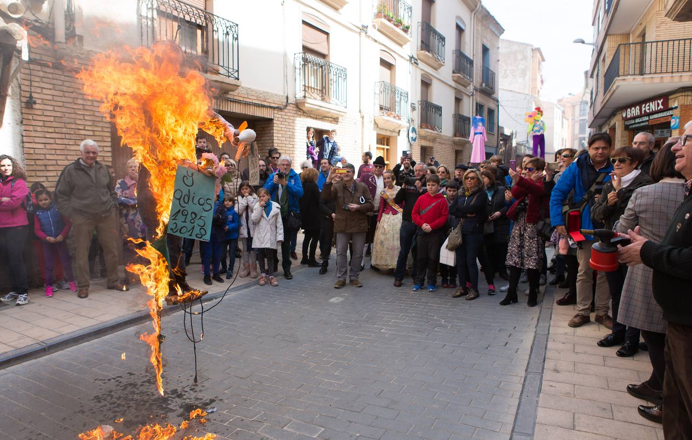 Un centenar de peleles alusivos, principalmente, a personajes relacionados con la crisis de Cataluña -vestidos de romanos y en movimiento- se han colgado en las calles de Alfaro para ser quemados, en la tradicional quema de Judas del Domingo de Resurrección