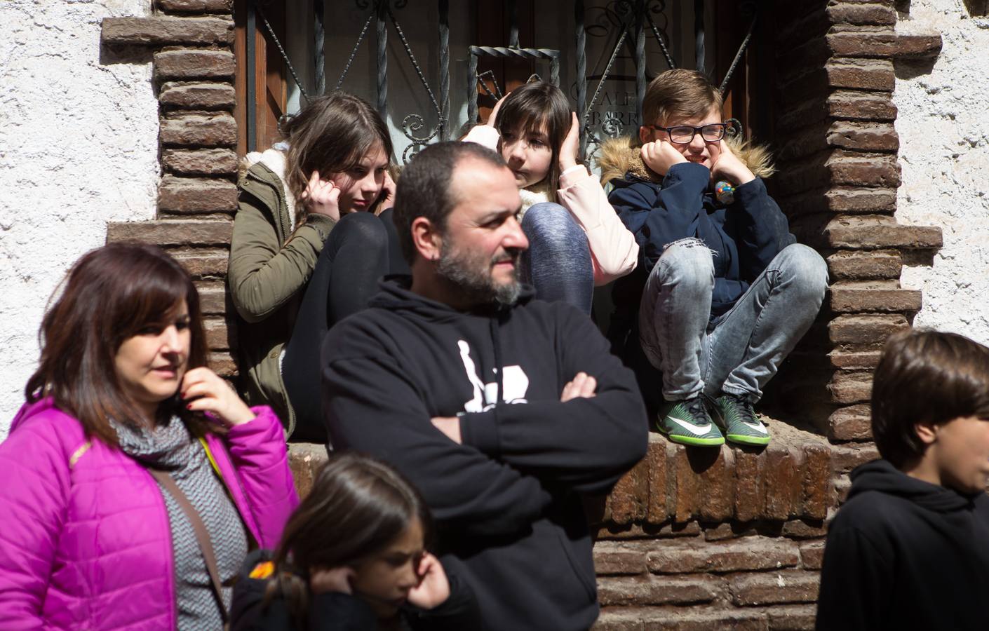 Un centenar de peleles alusivos, principalmente, a personajes relacionados con la crisis de Cataluña -vestidos de romanos y en movimiento- se han colgado en las calles de Alfaro para ser quemados, en la tradicional quema de Judas del Domingo de Resurrección