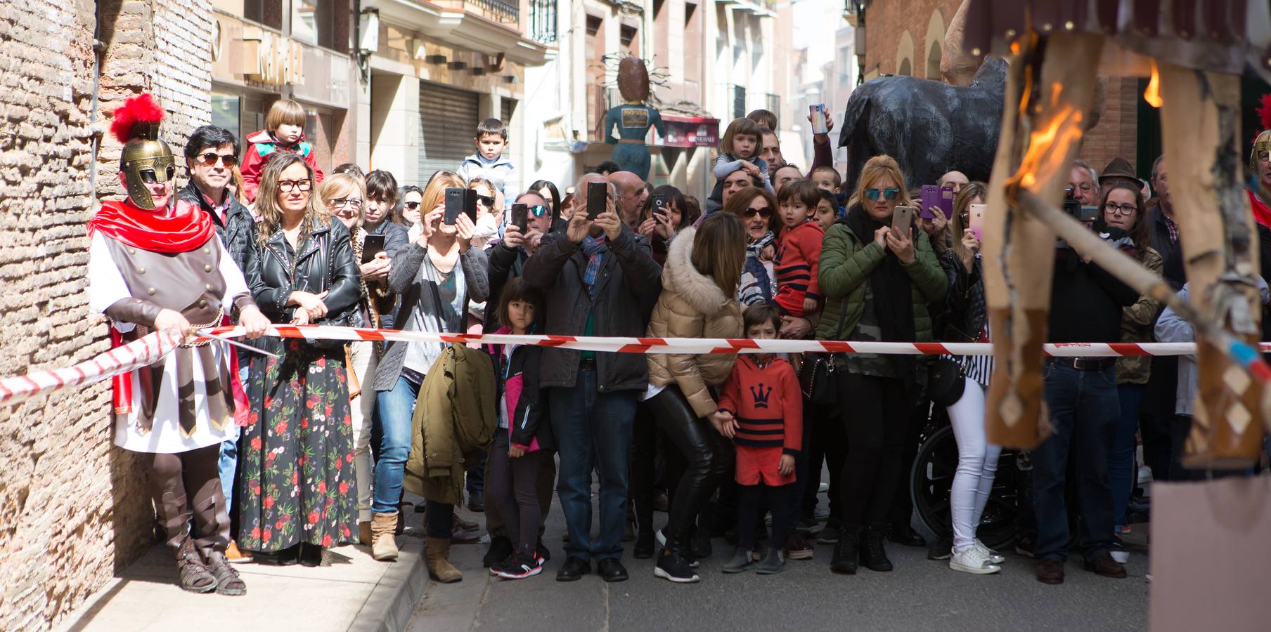 Un centenar de peleles alusivos, principalmente, a personajes relacionados con la crisis de Cataluña -vestidos de romanos y en movimiento- se han colgado en las calles de Alfaro para ser quemados, en la tradicional quema de Judas del Domingo de Resurrección