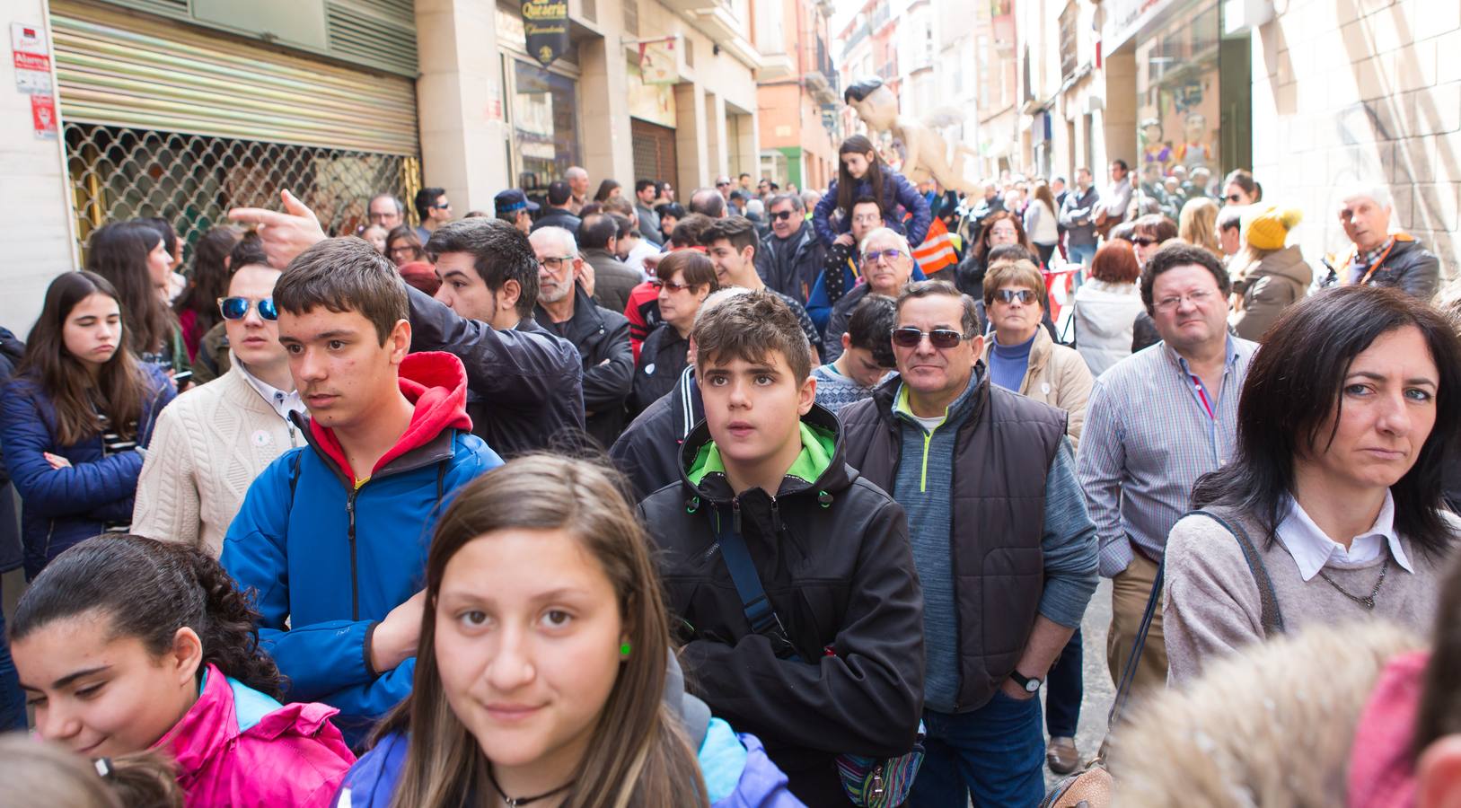 Un centenar de peleles alusivos, principalmente, a personajes relacionados con la crisis de Cataluña -vestidos de romanos y en movimiento- se han colgado en las calles de Alfaro para ser quemados, en la tradicional quema de Judas del Domingo de Resurrección