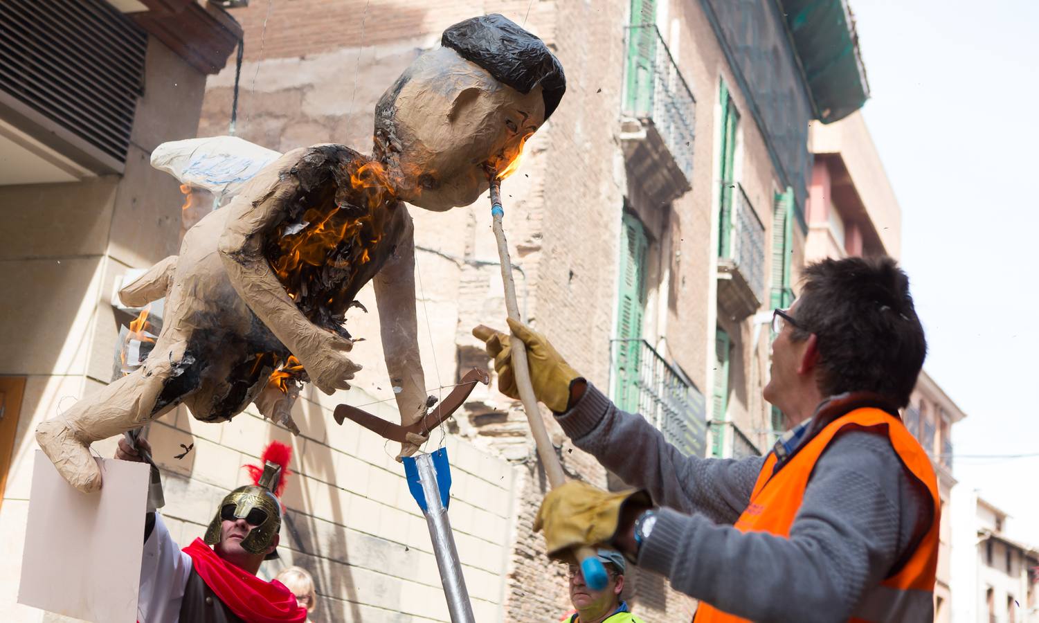 Un centenar de peleles alusivos, principalmente, a personajes relacionados con la crisis de Cataluña -vestidos de romanos y en movimiento- se han colgado en las calles de Alfaro para ser quemados, en la tradicional quema de Judas del Domingo de Resurrección