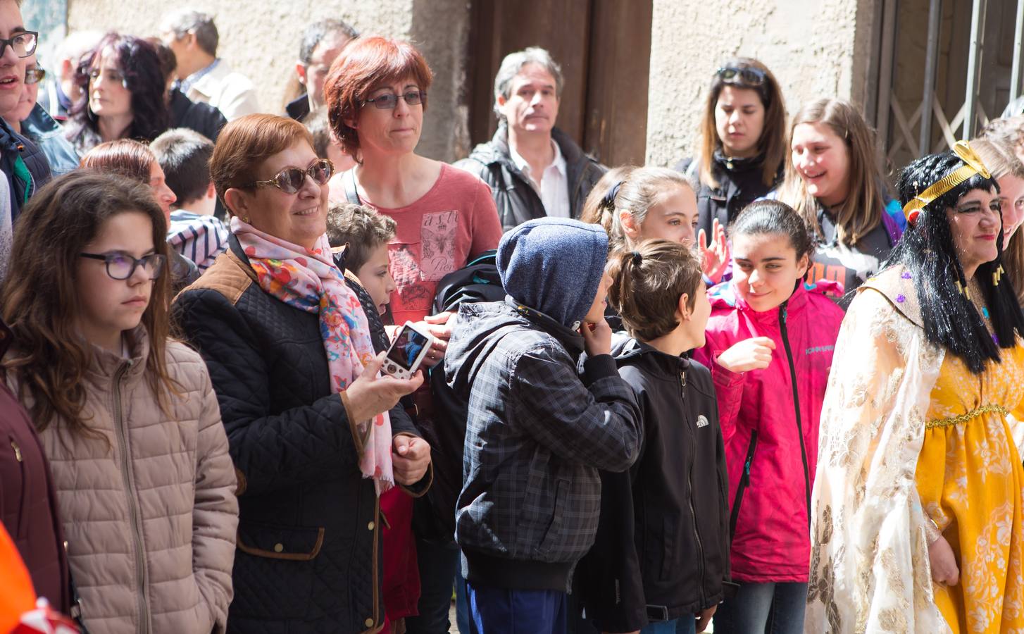 Un centenar de peleles alusivos, principalmente, a personajes relacionados con la crisis de Cataluña -vestidos de romanos y en movimiento- se han colgado en las calles de Alfaro para ser quemados, en la tradicional quema de Judas del Domingo de Resurrección