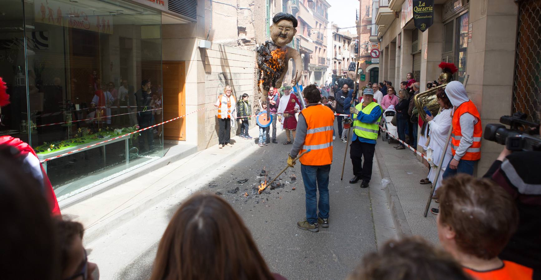 Un centenar de peleles alusivos, principalmente, a personajes relacionados con la crisis de Cataluña -vestidos de romanos y en movimiento- se han colgado en las calles de Alfaro para ser quemados, en la tradicional quema de Judas del Domingo de Resurrección