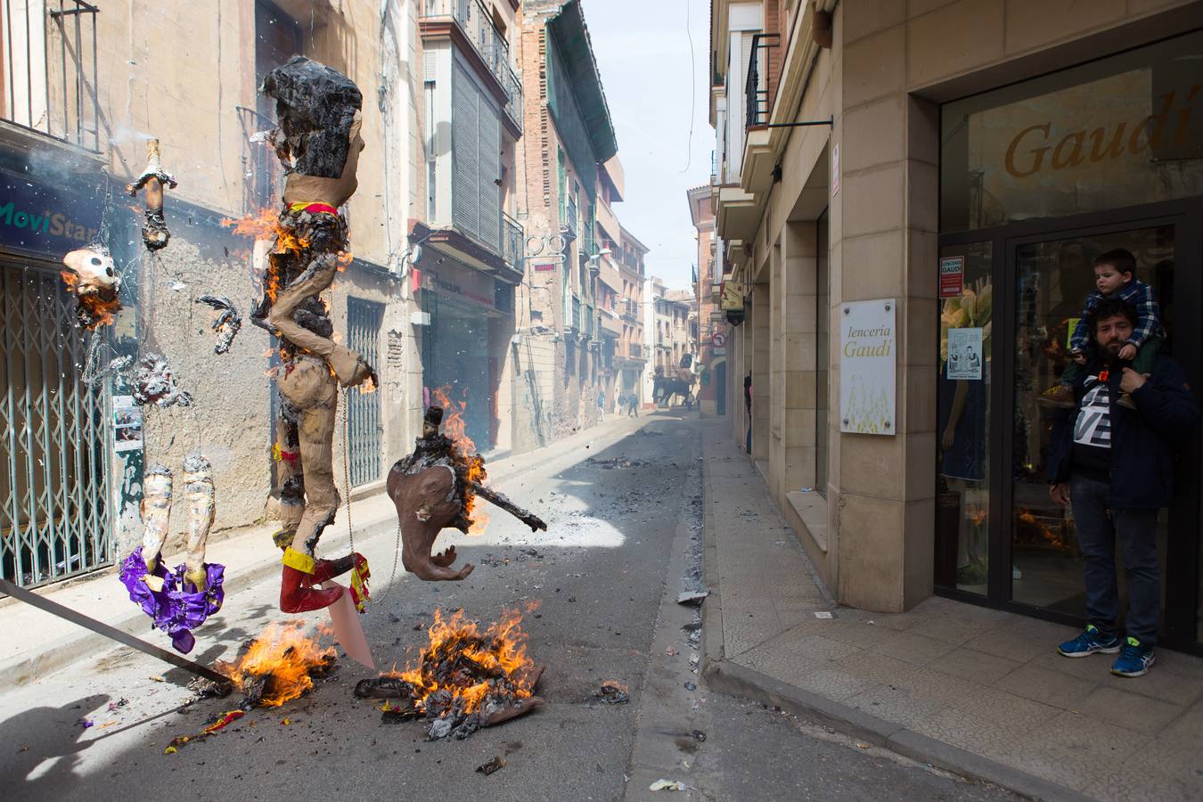 Un centenar de peleles alusivos, principalmente, a personajes relacionados con la crisis de Cataluña -vestidos de romanos y en movimiento- se han colgado en las calles de Alfaro para ser quemados, en la tradicional quema de Judas del Domingo de Resurrección