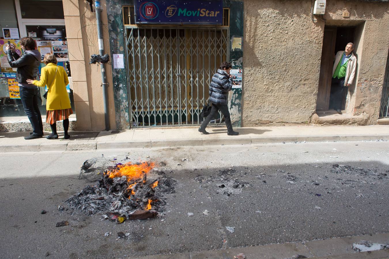 Un centenar de peleles alusivos, principalmente, a personajes relacionados con la crisis de Cataluña -vestidos de romanos y en movimiento- se han colgado en las calles de Alfaro para ser quemados, en la tradicional quema de Judas del Domingo de Resurrección