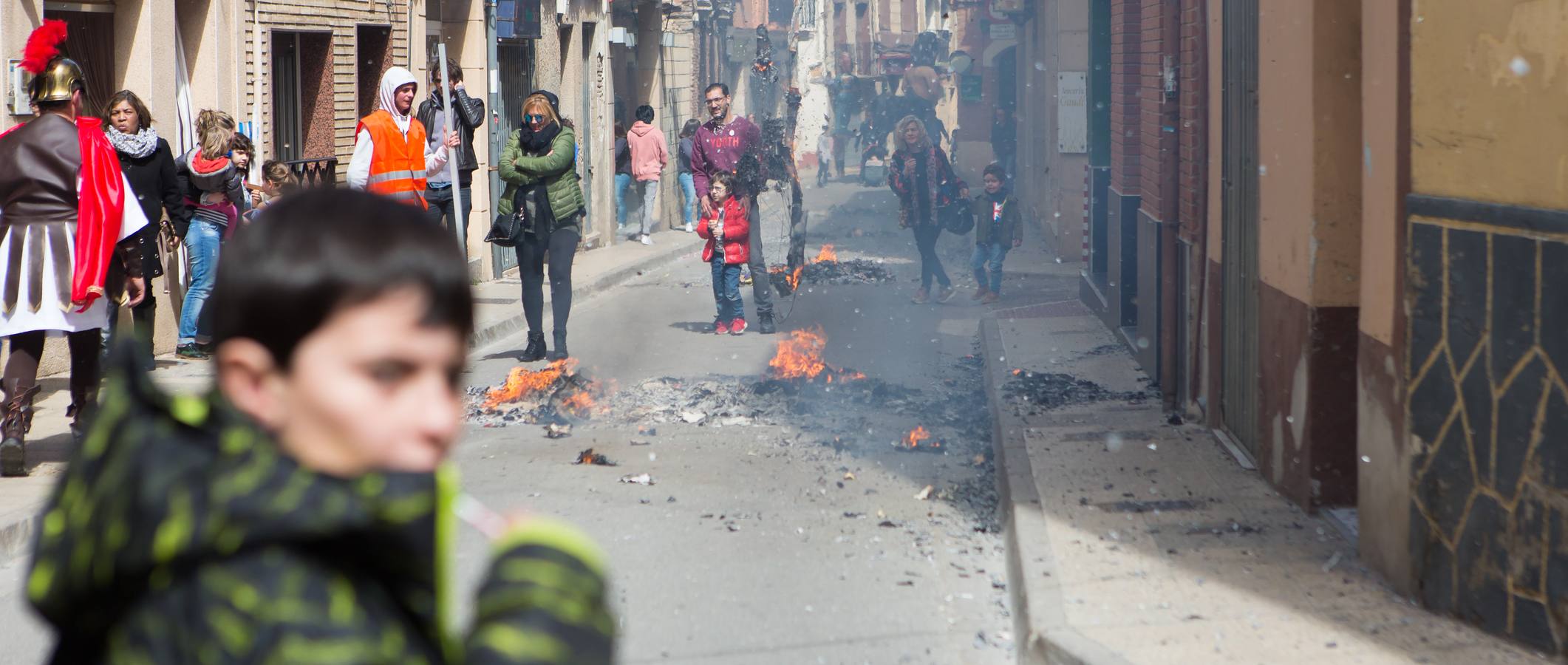 Un centenar de peleles alusivos, principalmente, a personajes relacionados con la crisis de Cataluña -vestidos de romanos y en movimiento- se han colgado en las calles de Alfaro para ser quemados, en la tradicional quema de Judas del Domingo de Resurrección